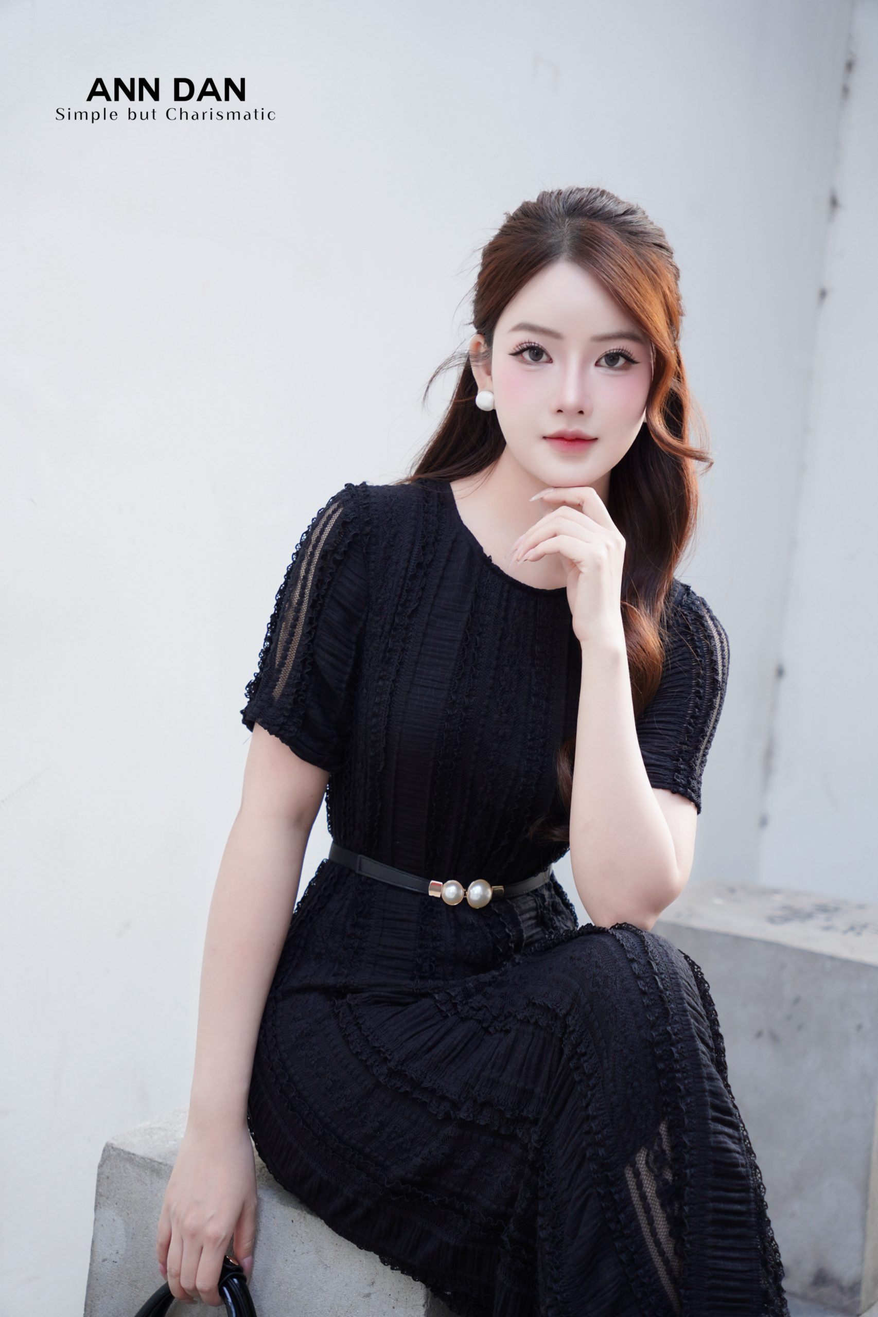 Đầm suông ren hoa lụa đen