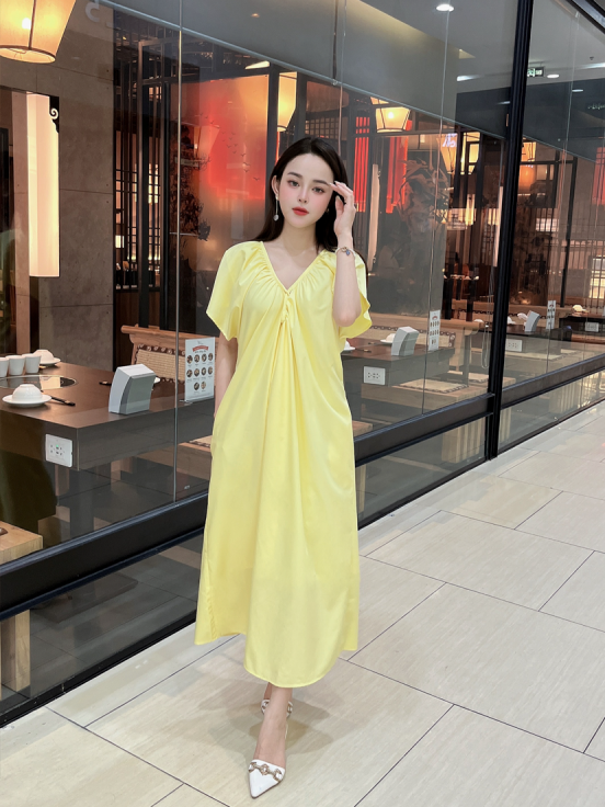 Đầm thô hàn xoắn ngực vàng