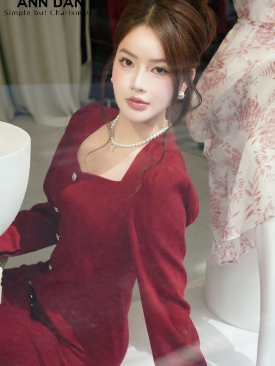 Đầm nhung tăm cổ V cúc bạc - Đỏ