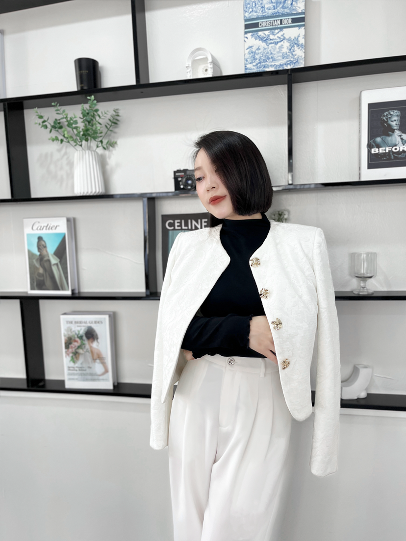 Áo khoác da lộn bọc ren cúc đồng – Trắng