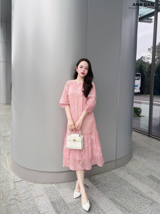 Đầm lụa thêu hoa phối ren - Hồng