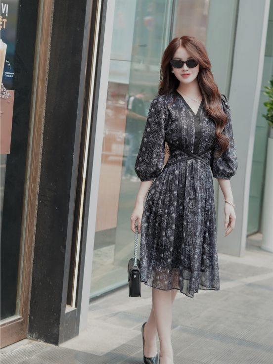 Đầm tơ in hoa cổ tim – Đen