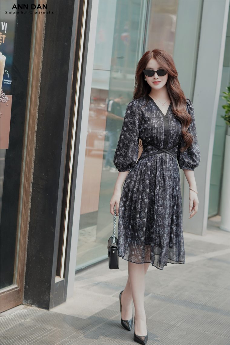 Đầm tơ in hoa cổ tim – Đen