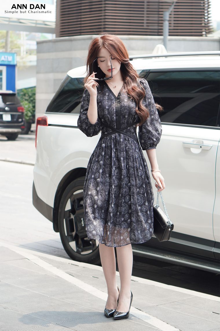 Đầm tơ in hoa cổ tim – Đen 3