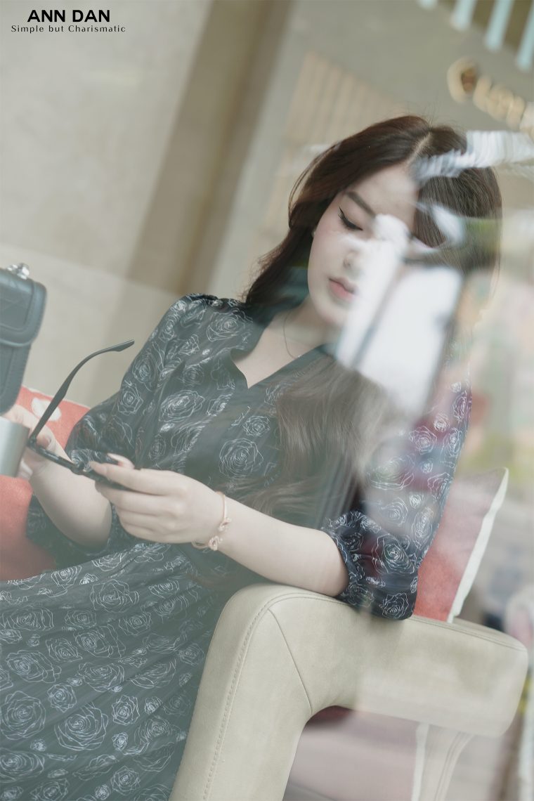 Đầm tơ in hoa cổ tim – Đen 34