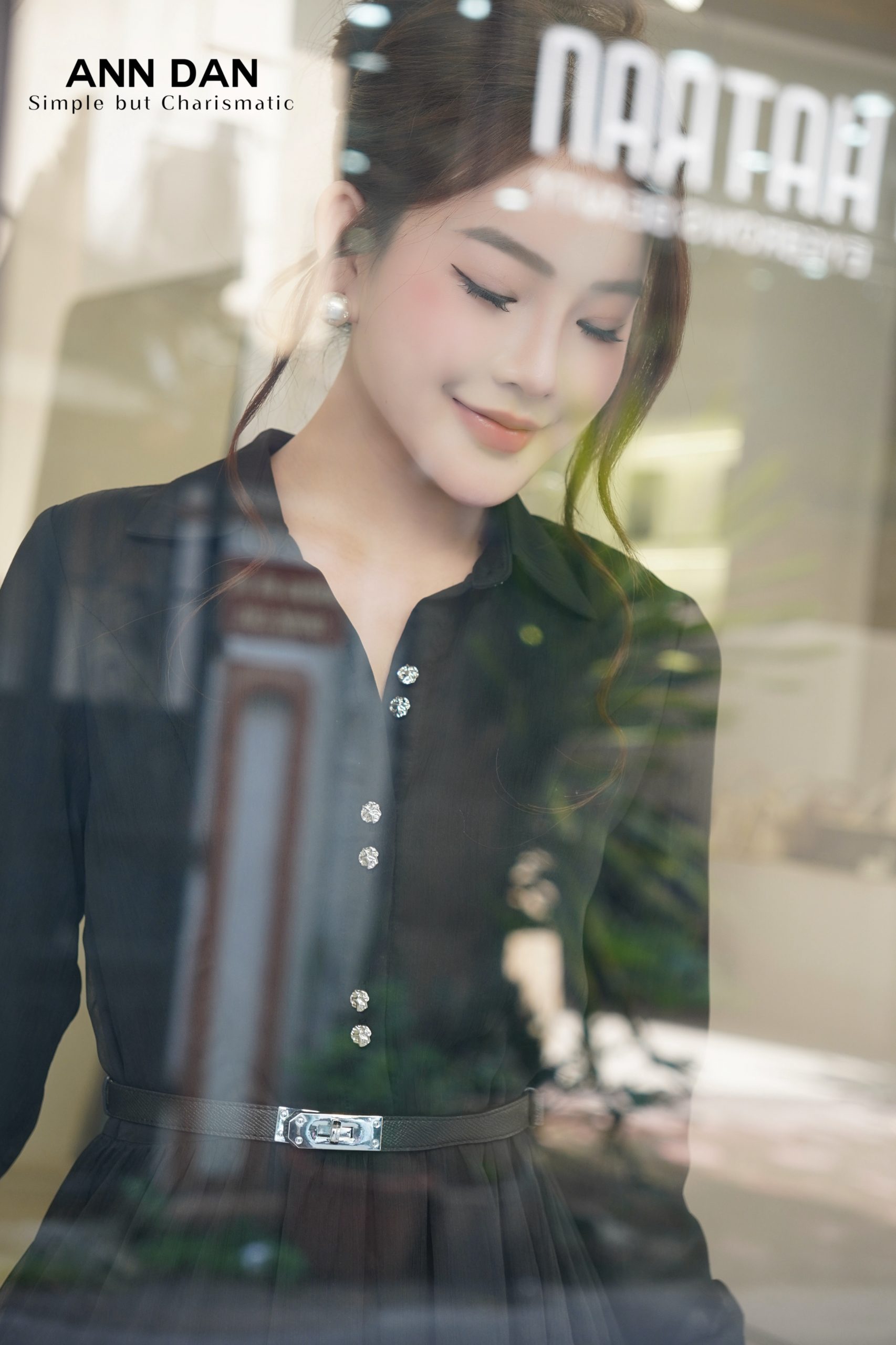 Đầm lụa tơ xước đen cúc bạc kèm đai