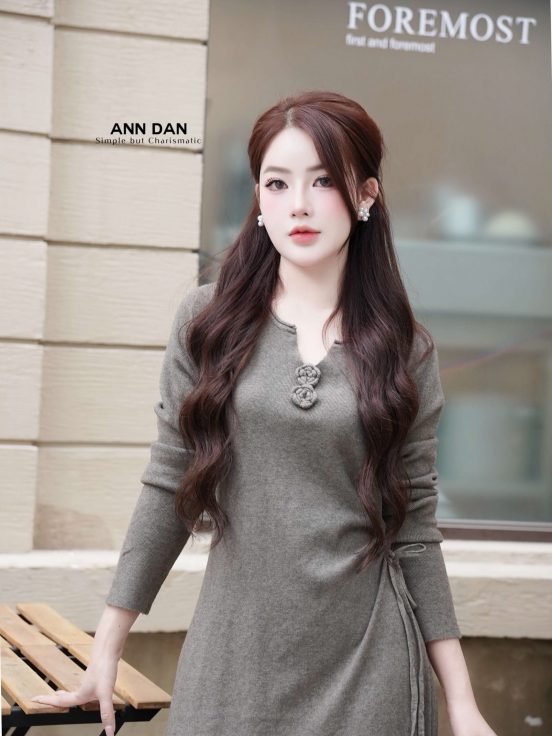 váy len cổ xẻ hoa nổi