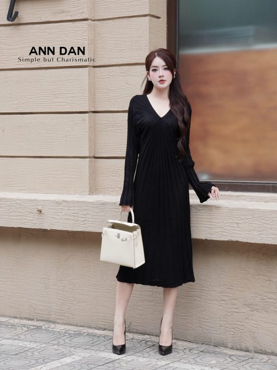 Váy len xếp ly đen