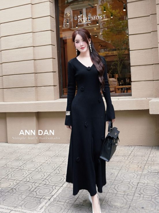 Váy len cổ tim hoa nổi