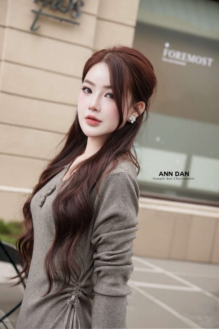 váy len cổ xẻ hoa nổi