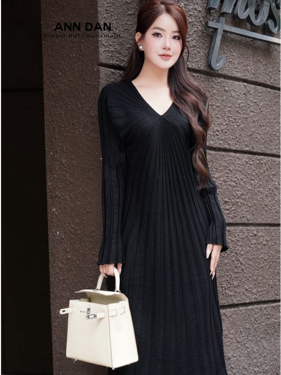 Váy len xếp ly đen