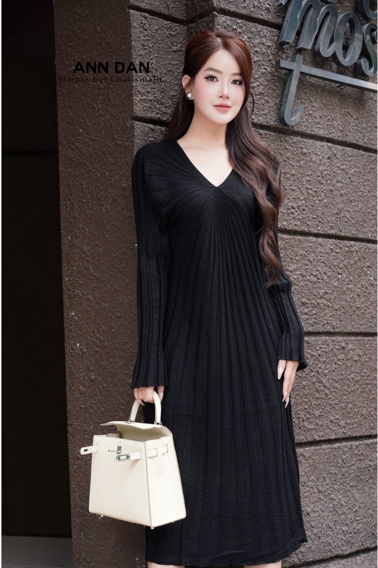 Váy len xếp ly đen