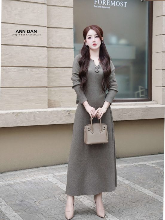 Váy len cổ xẻ hoa nổi