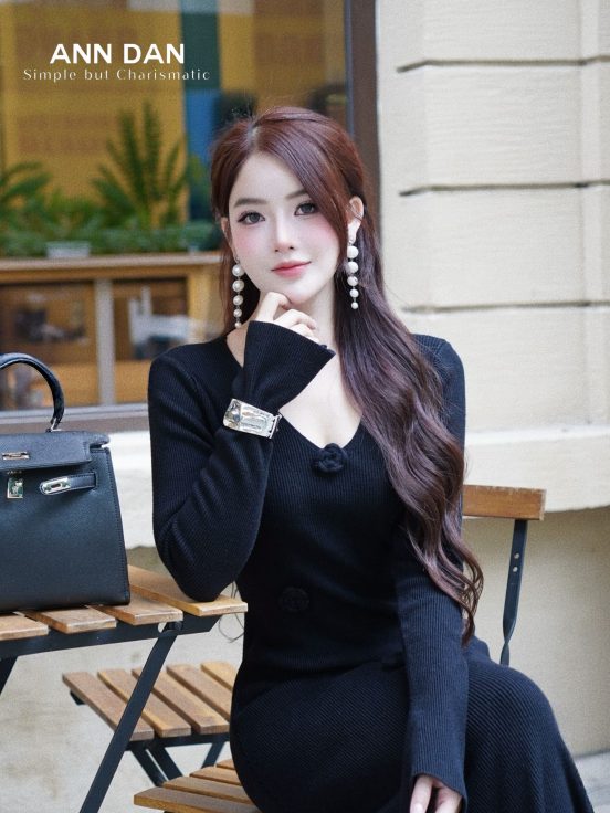 Váy len cổ tim hoa nổi