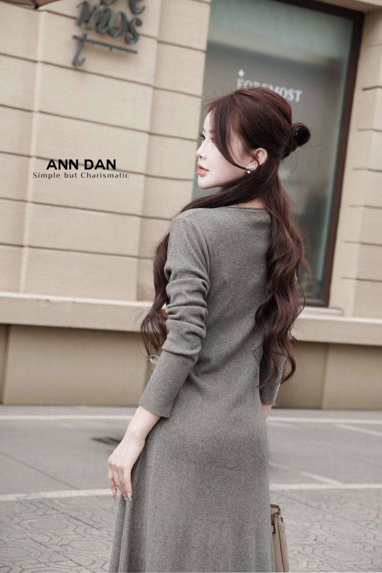 Váy len cổ xẻ hoa nổi