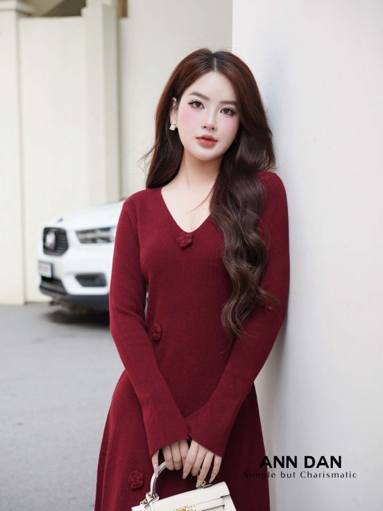 Váy len cổ tim hoa nổi