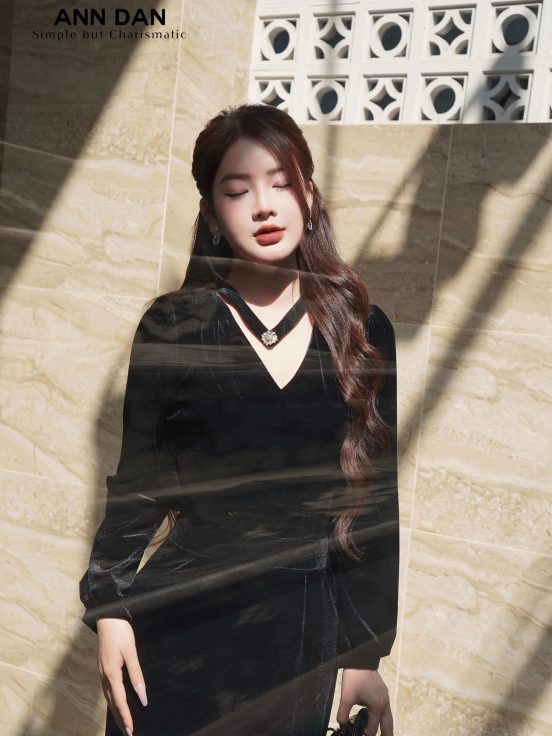 Set nhung đen cổ đính đá