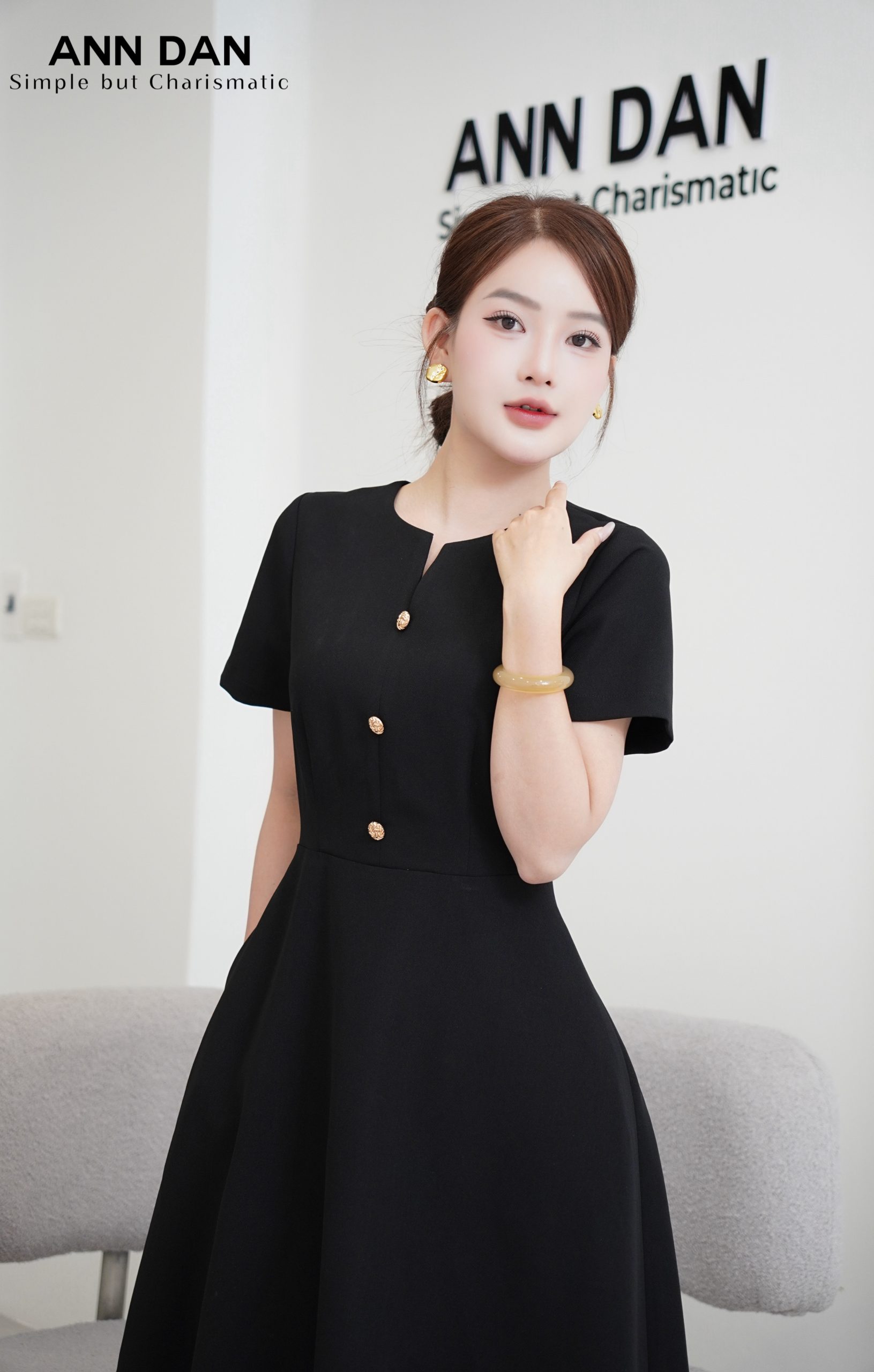 Đầm tuyết mưa cổ V cúc đồng - Đen