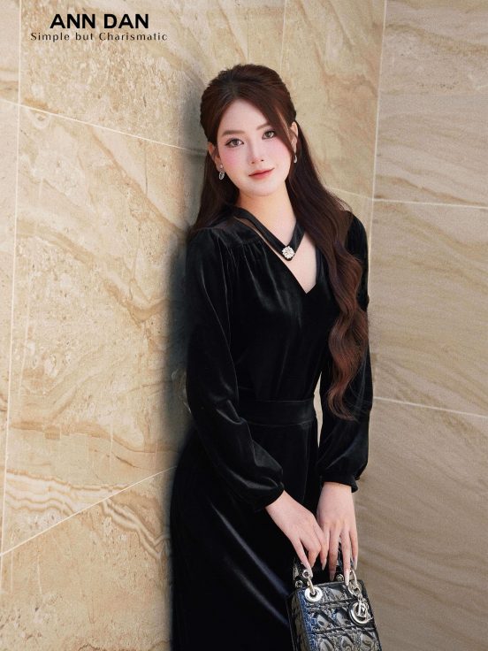 Set nhung đen cổ đính đá