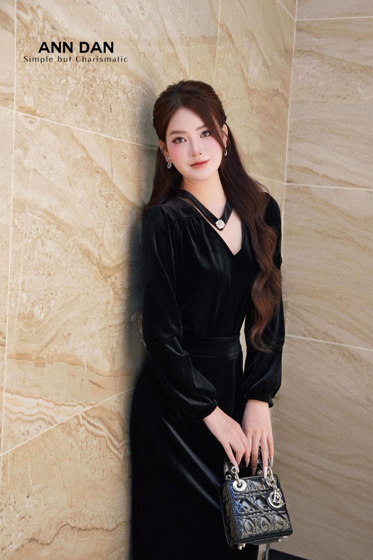 Set nhung đen cổ đính đá