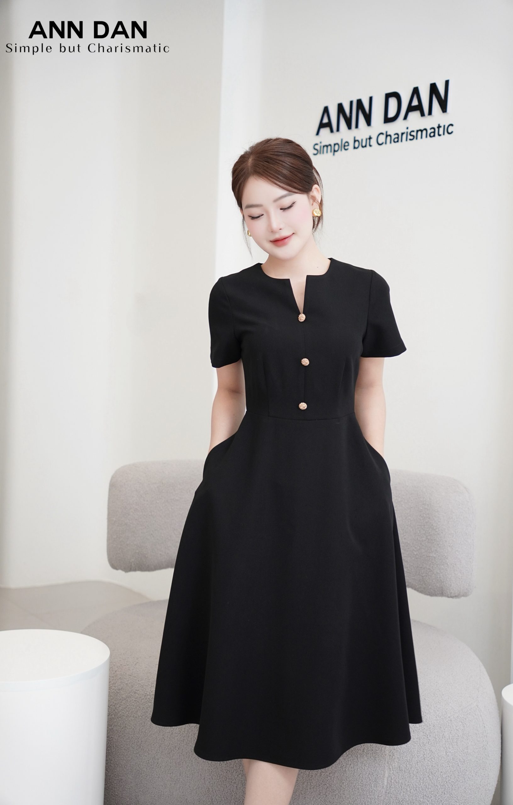 Đầm tuyết mưa cổ V cúc đồng - Đen