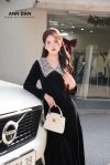 Đầm nhung đen viền cổ đá 45