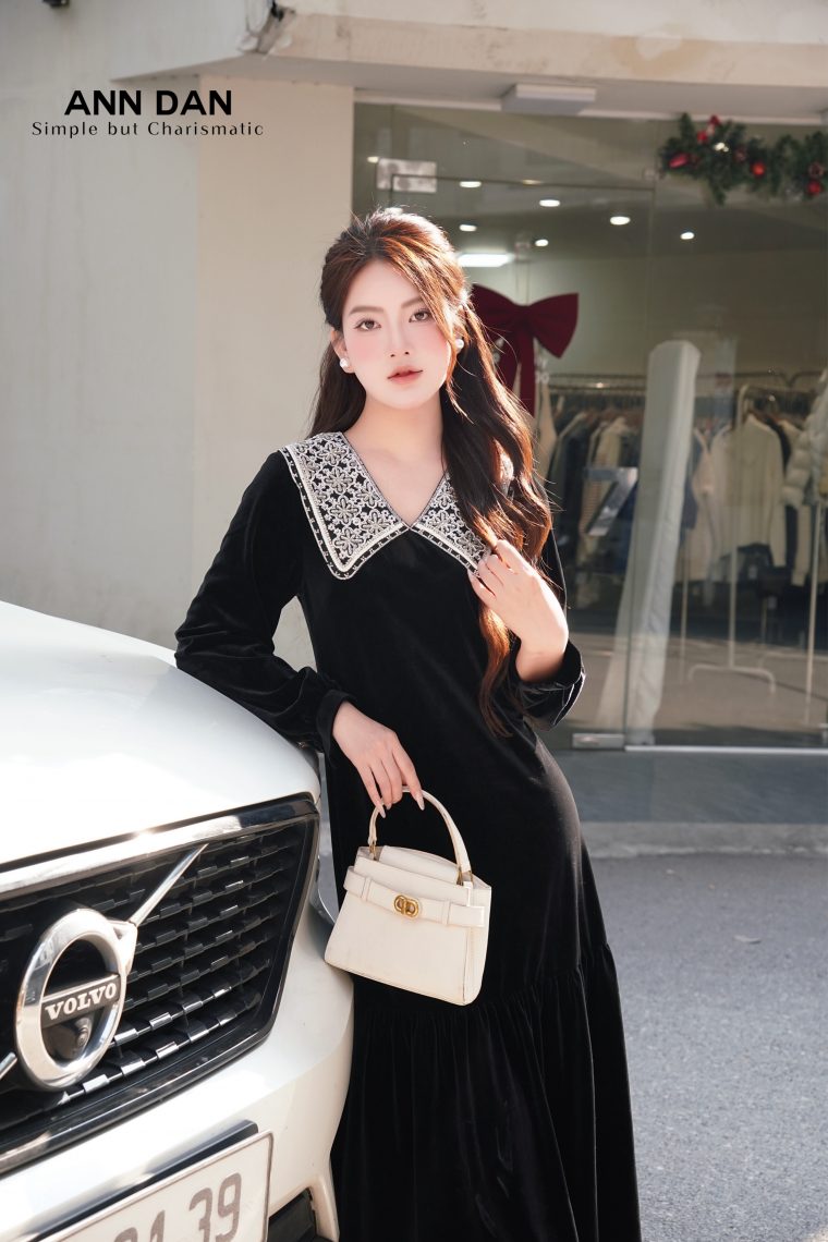 Đầm nhung đen viền cổ đá 45