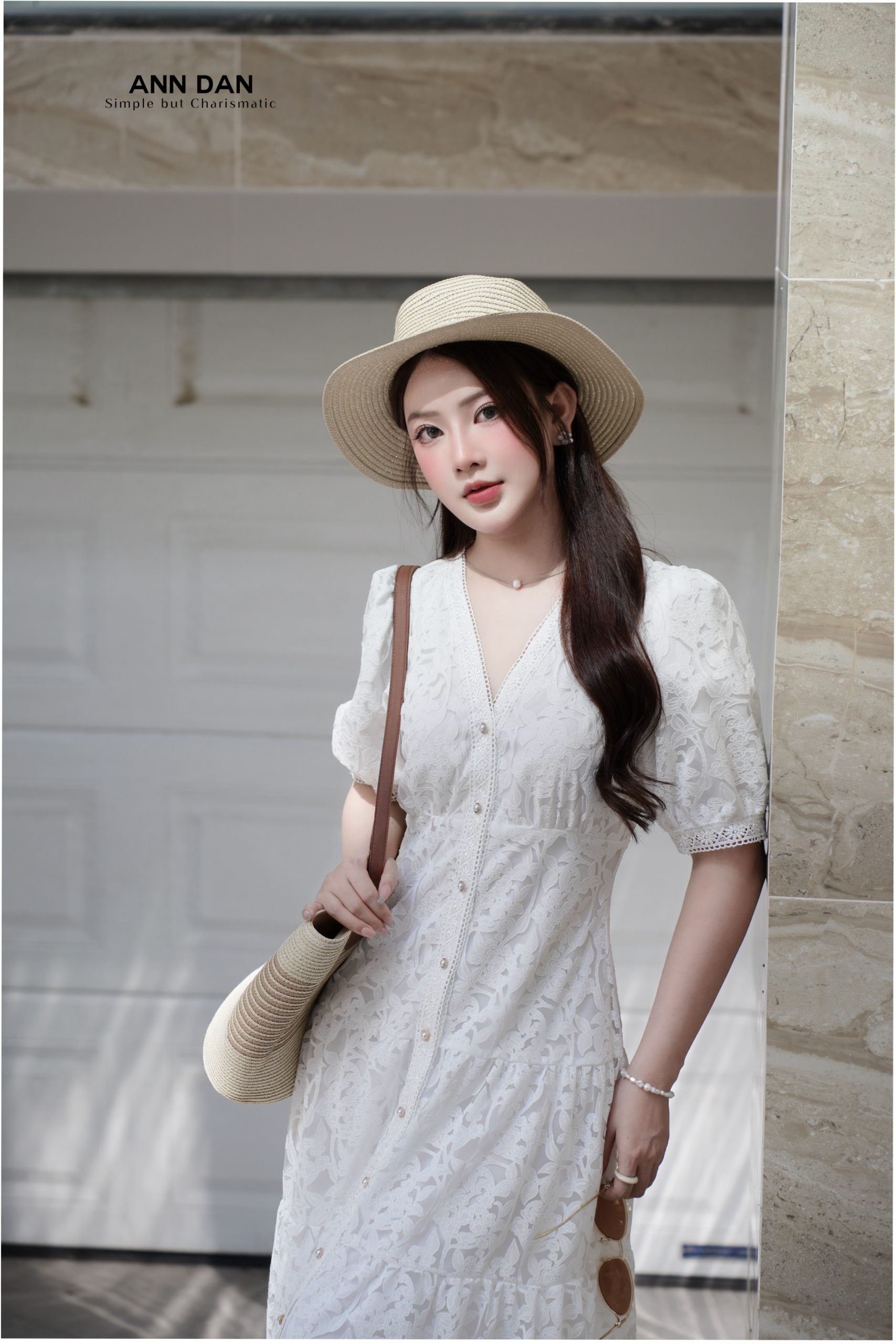 Đầm ren trắng phối cúc ngọc
