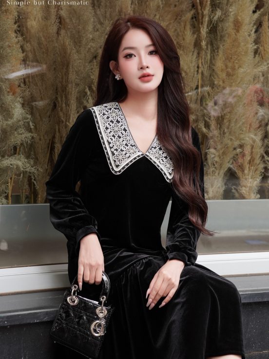 Đầm nhung đen viền cổ đá 12