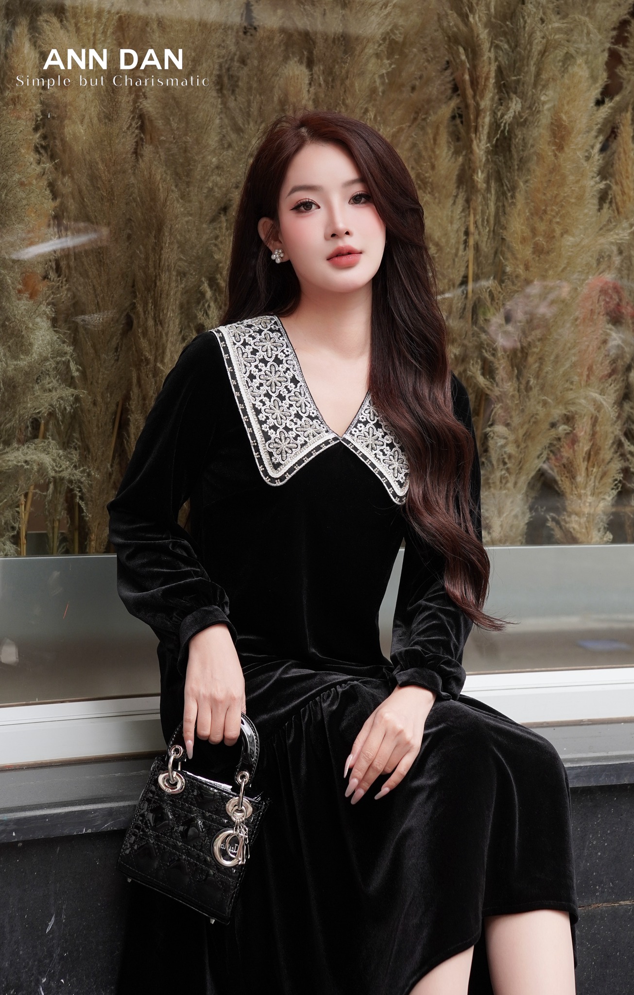 Đầm nhung đen cổ viền đá