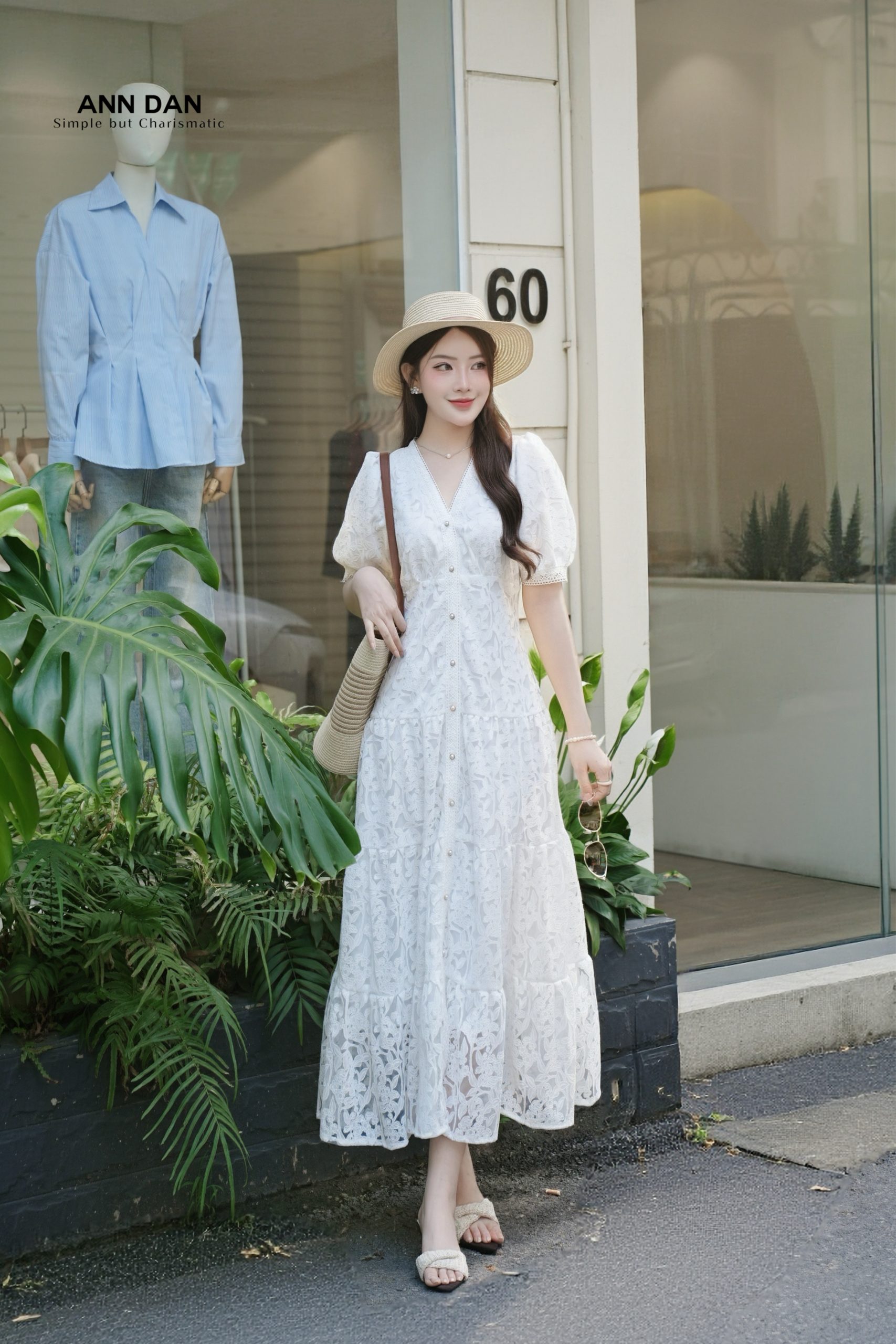 Đầm ren trắng phối cúc ngọc