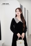 đầm nhung đen cổ viền đá