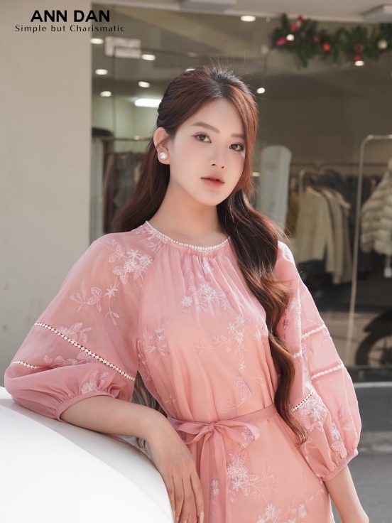 Đầm lụa thêu hoa hồng