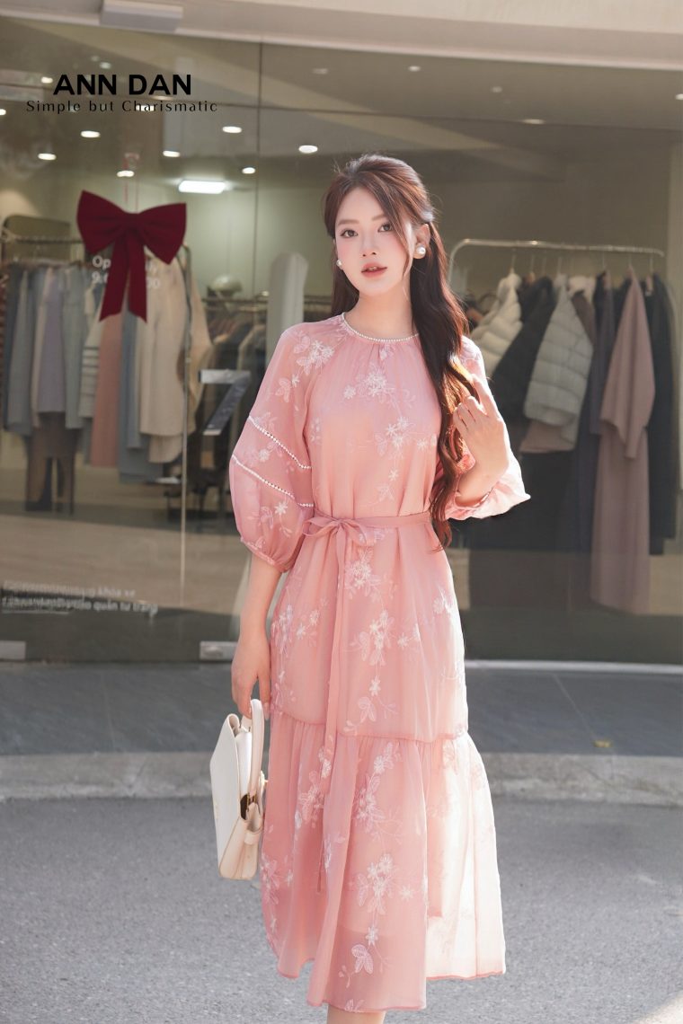 Đầm lụa thêu hoa hồng 1
