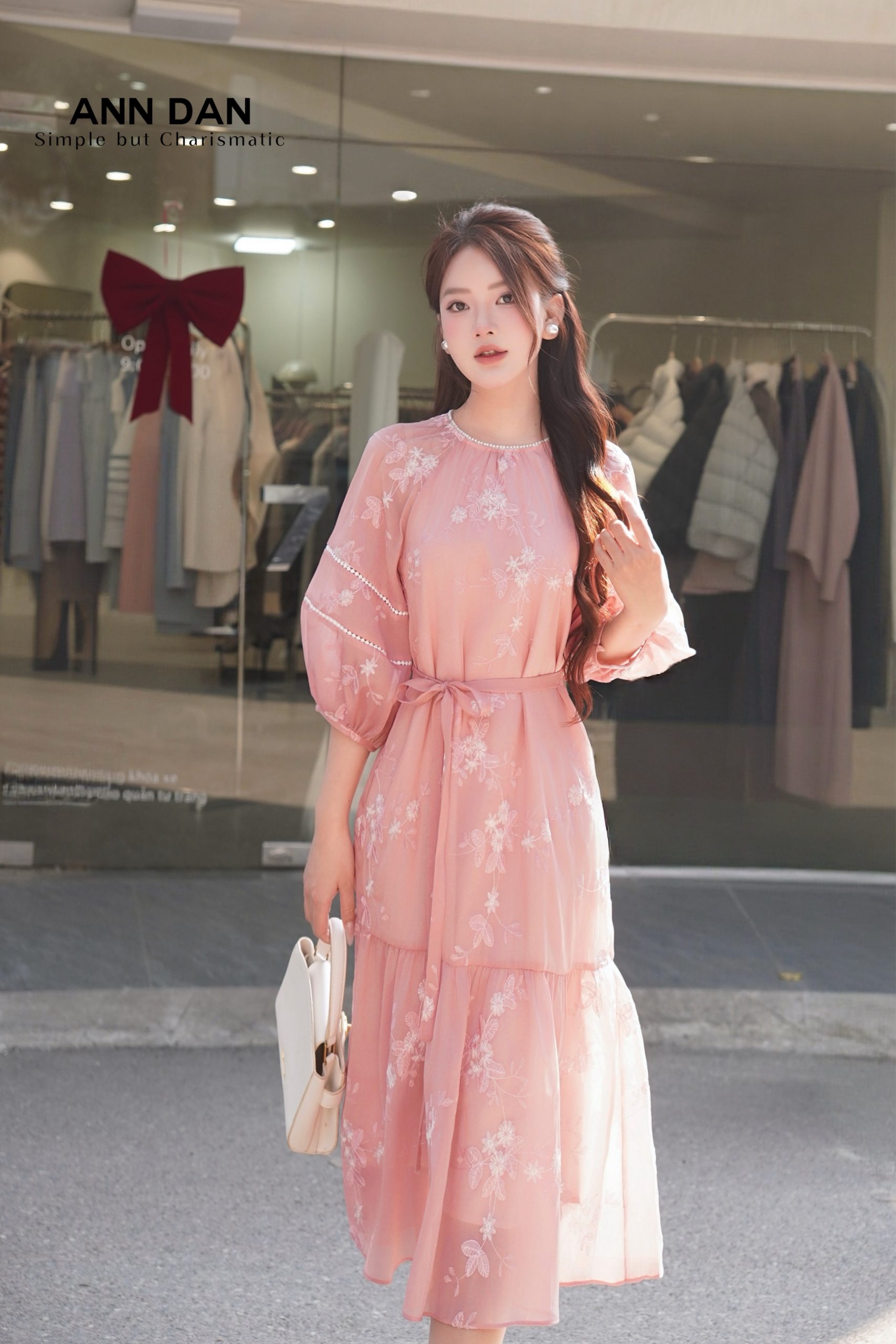 Đầm lụa thêu hoa phối ren – Hồng