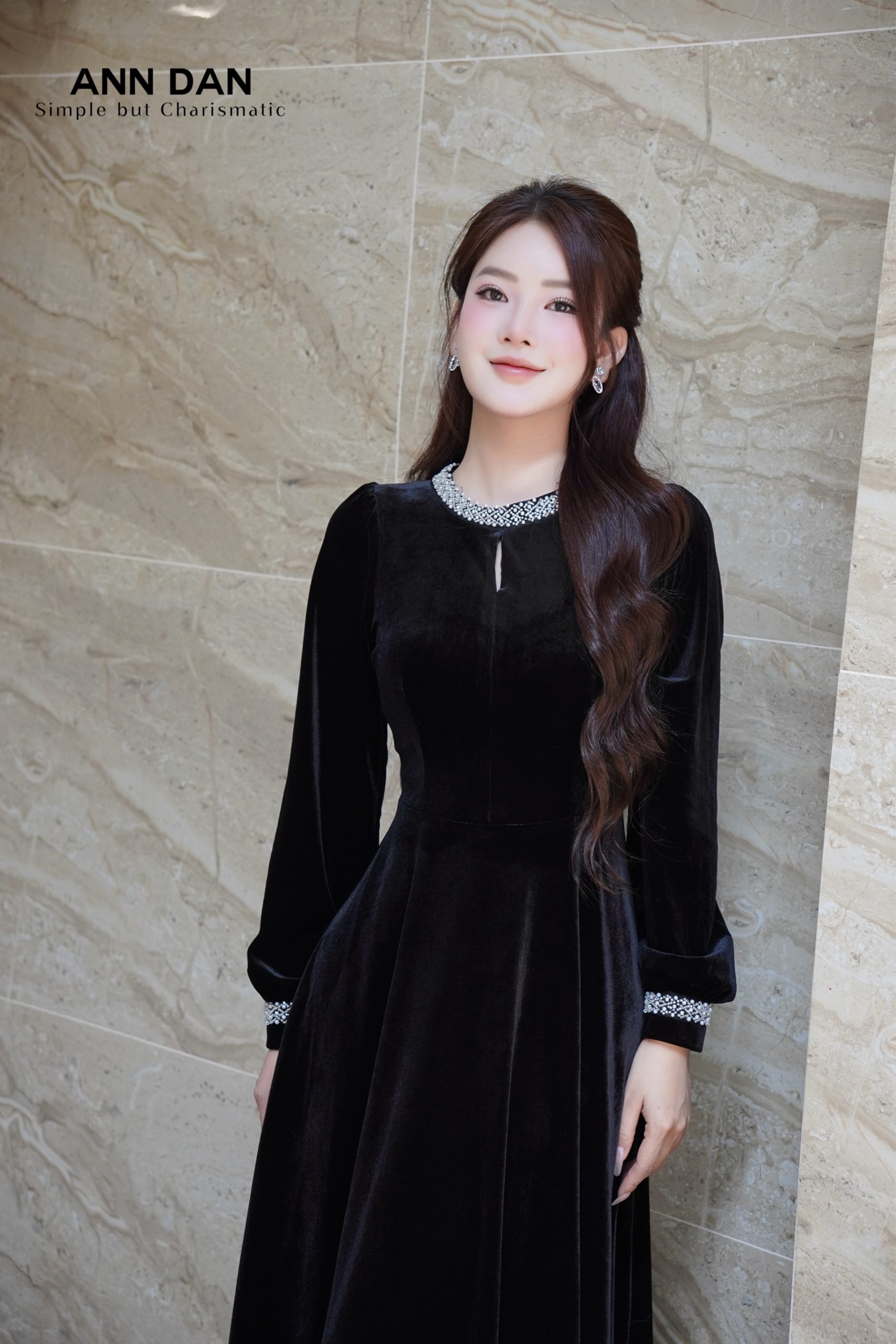 Đầm nhung cổ viền đá – Đen