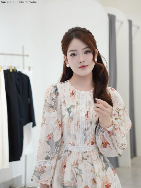 Đầm hoa vàng phối ren 2