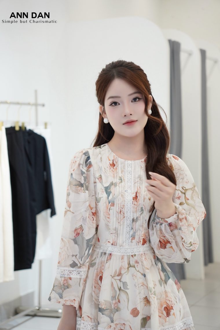 Đầm hoa vàng phối ren 2