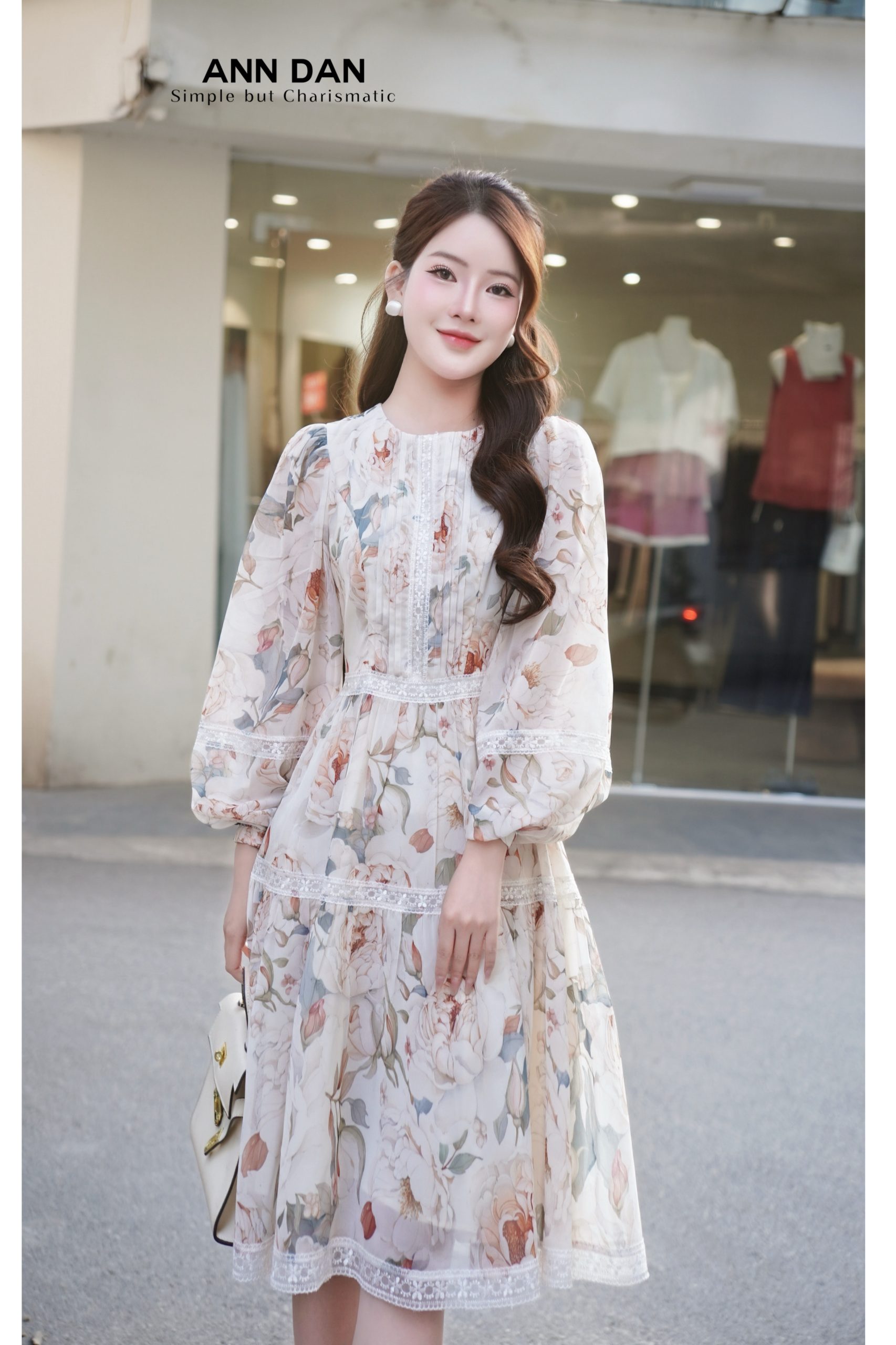 Đầm hoa vàng phối ren