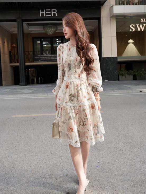 Đầm hoa vàng phối ren