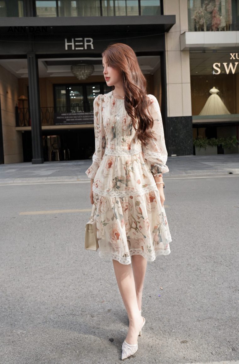 Đầm hoa vàng phối ren