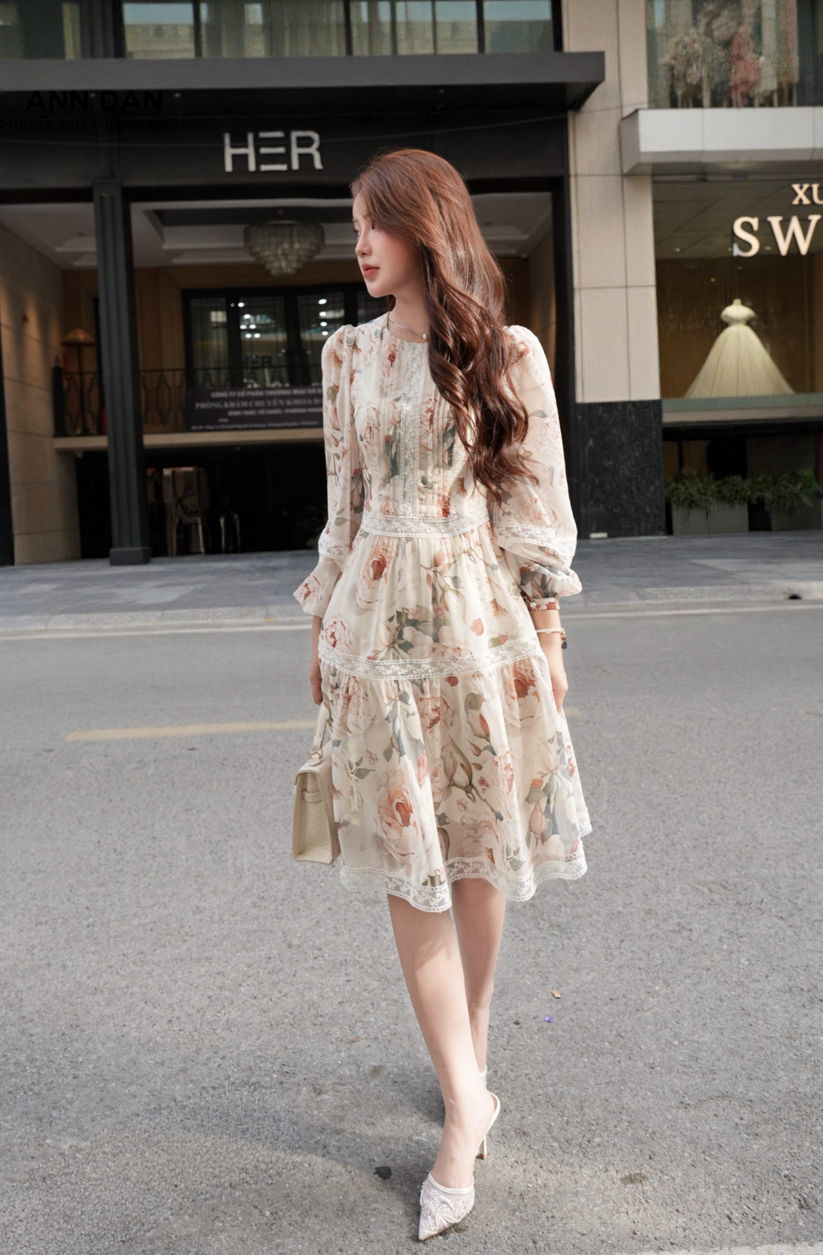 Đầm hoa vàng phối ren