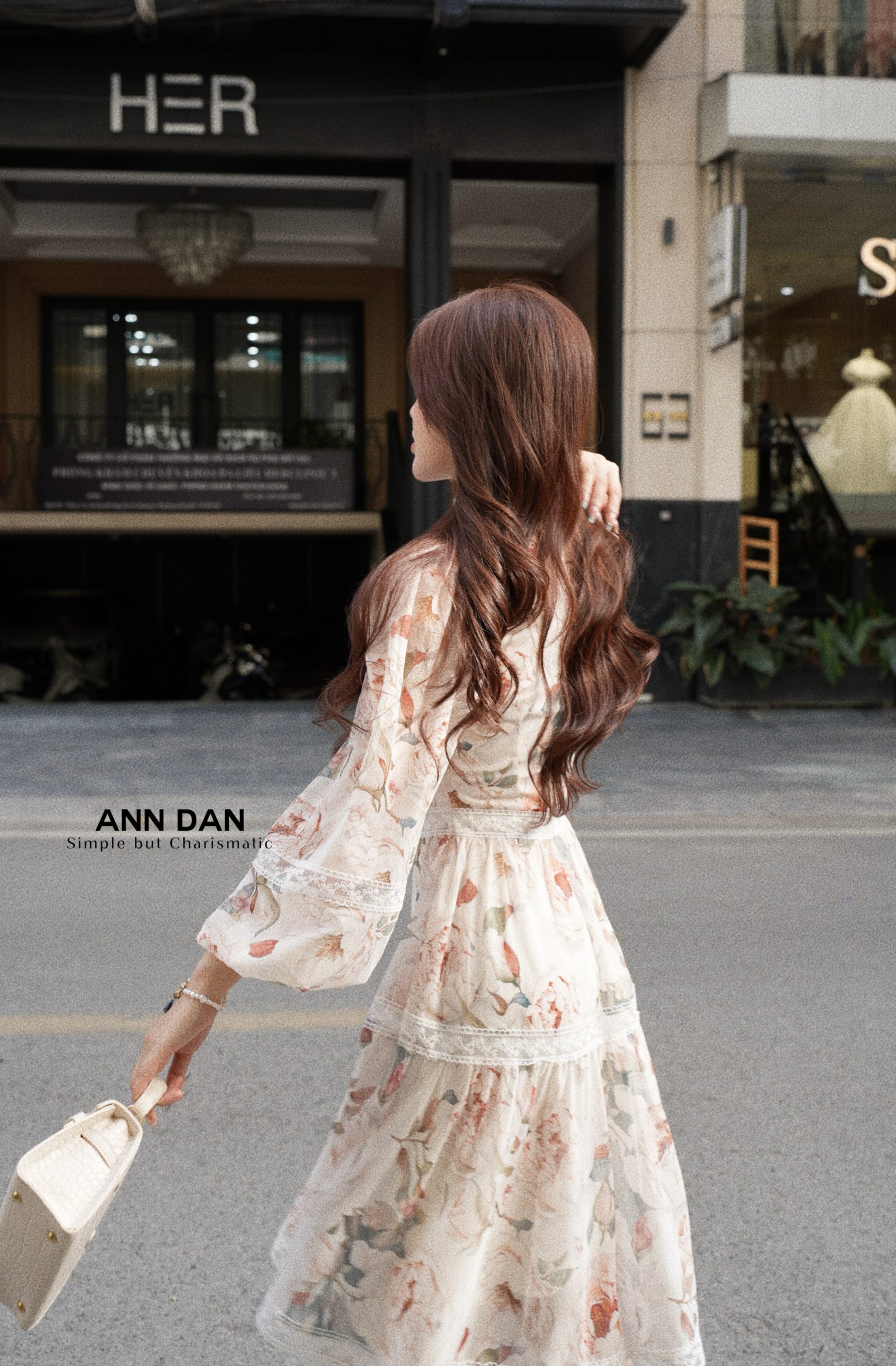 Đầm hoa vàng phối ren