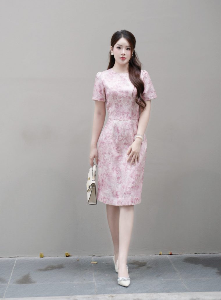 Đầm gấm hồng chiết eo