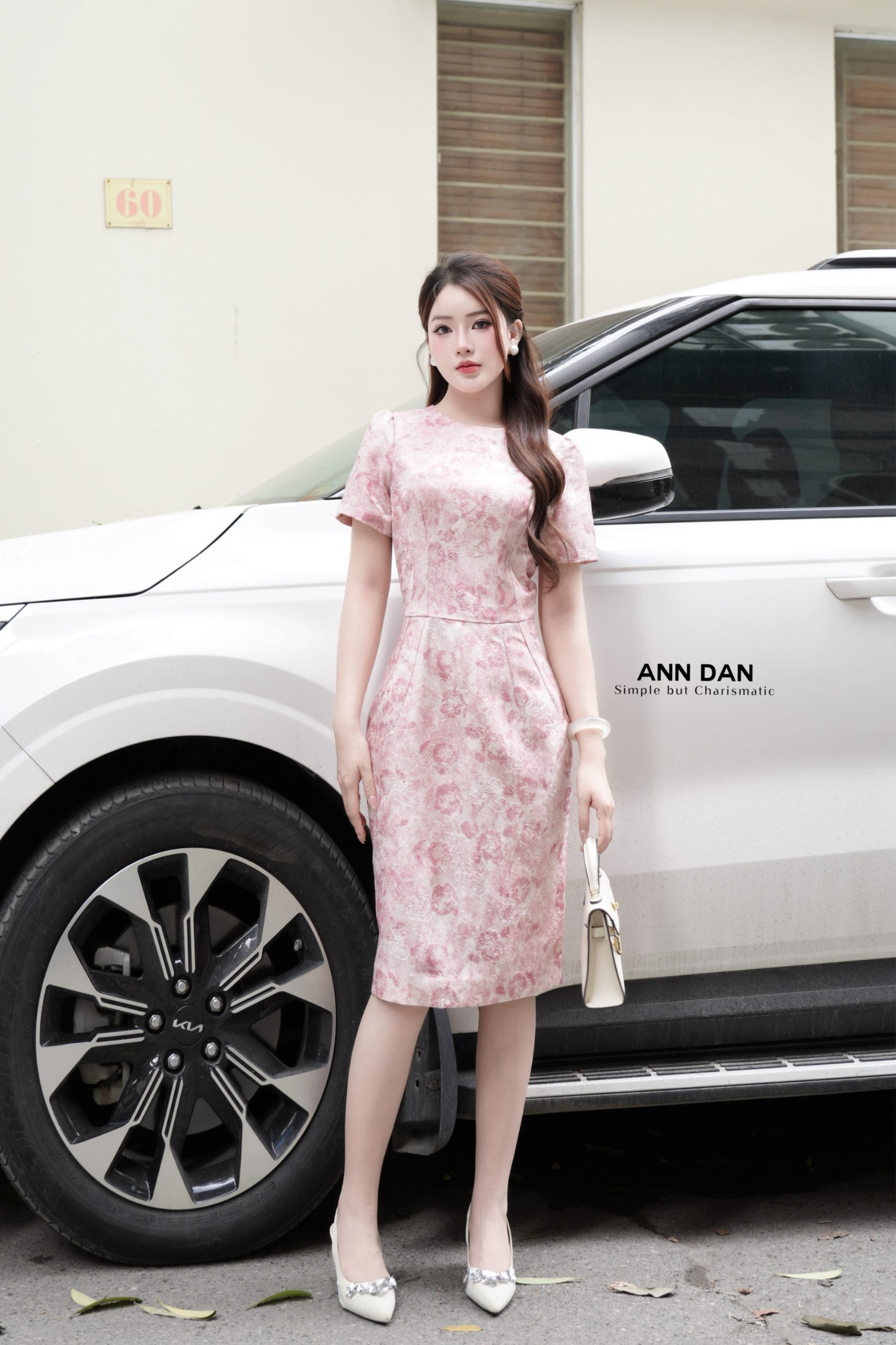 Đầm gấm hồng chiết eo