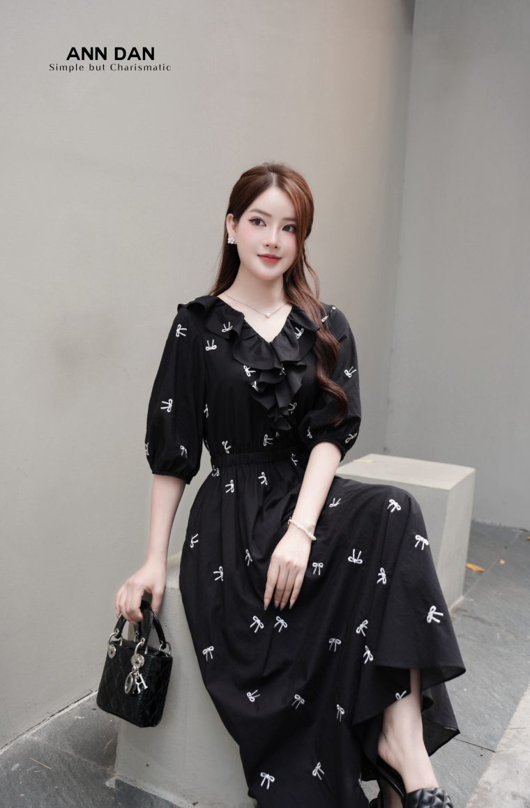 Boy thêu đen cổ tim bèo - X