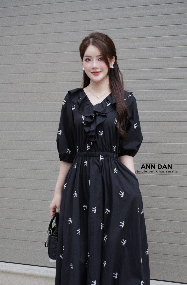 Boy thêu đen cổ tim bèo -
