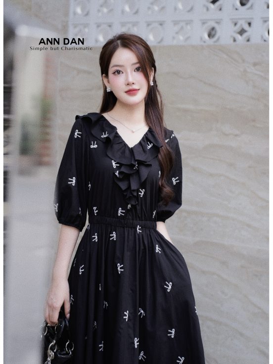 Boy thêu đen cổ tim bèo
