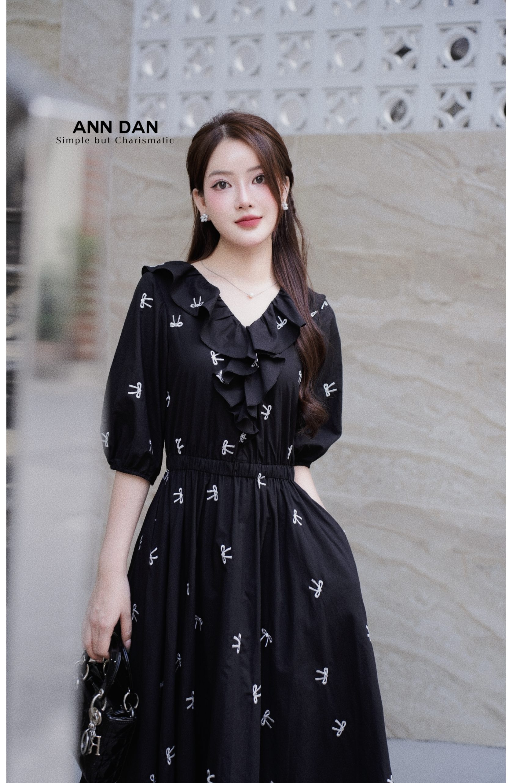 Boy thêu đen cổ tim bèo