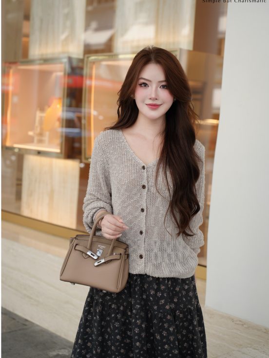 Set cv hoa đen ghi - áo len be - 5